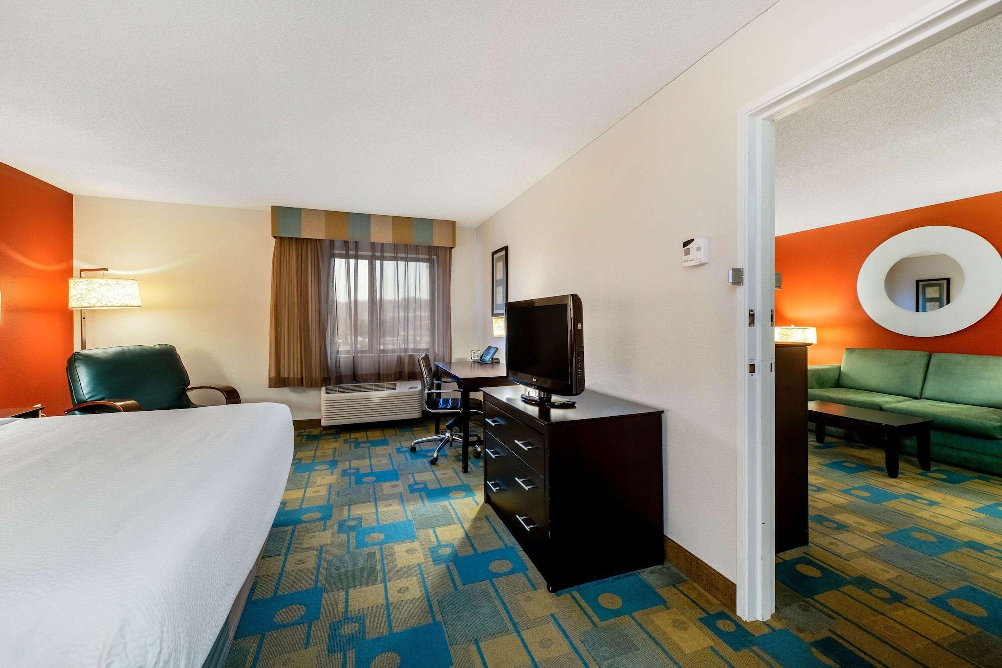 La Quinta By Wyndham Mansfield Oh Hotel Exterior photo
