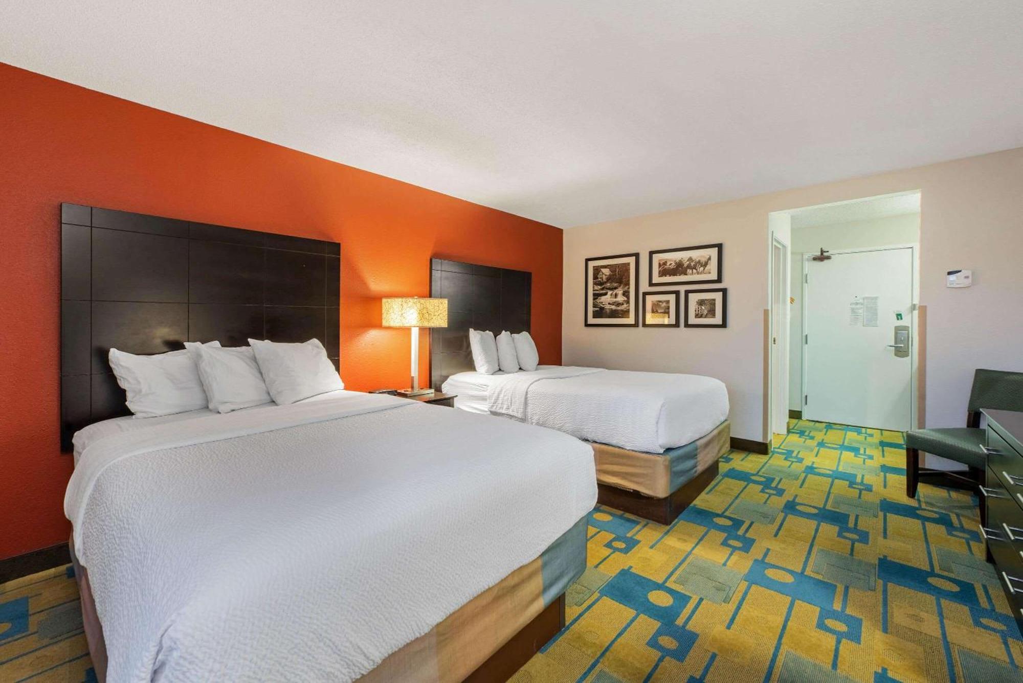 La Quinta By Wyndham Mansfield Oh Hotel Exterior photo