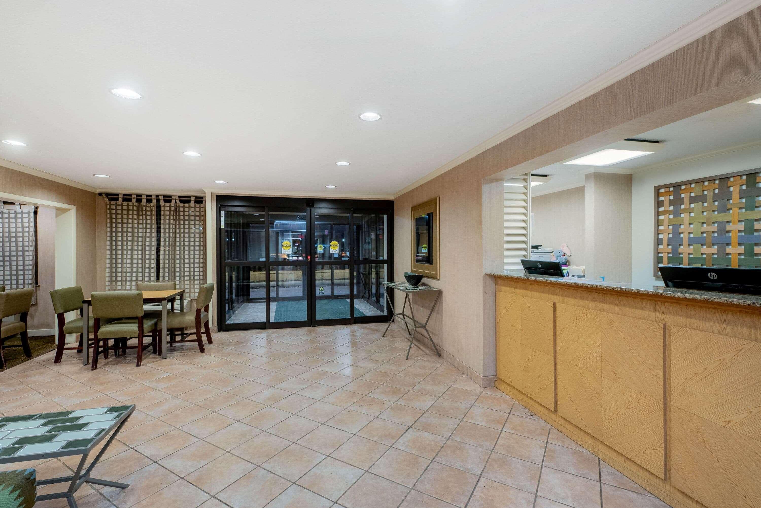 La Quinta By Wyndham Mansfield Oh Hotel Exterior photo