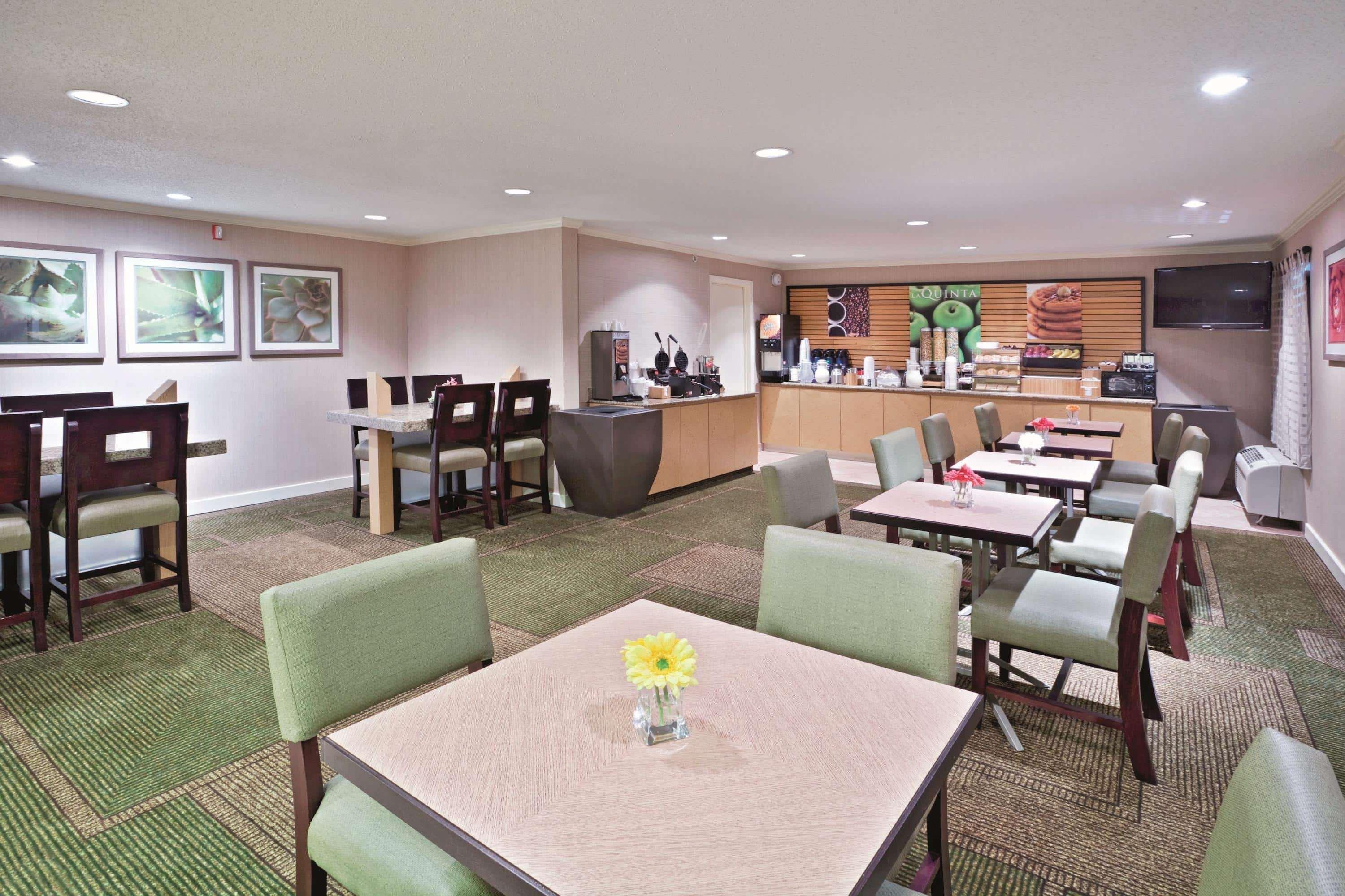 La Quinta By Wyndham Mansfield Oh Hotel Exterior photo