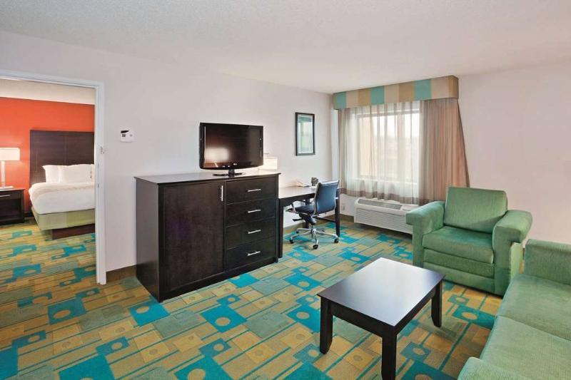 La Quinta By Wyndham Mansfield Oh Hotel Exterior photo